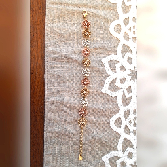 💥SALE💥Laura Conrad NWT, Flower Rhinestone Bracelet - Picture 2 of 6